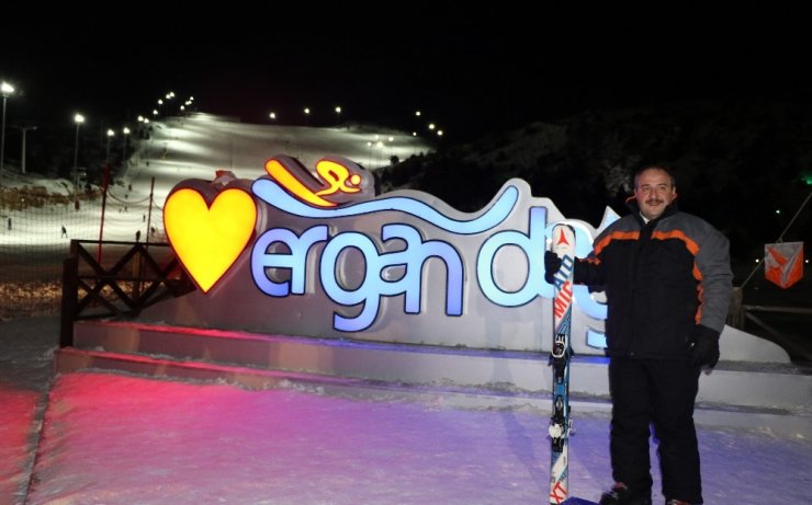 Bakan Varank Ergan Dağı’nda gece kayağı yaptı