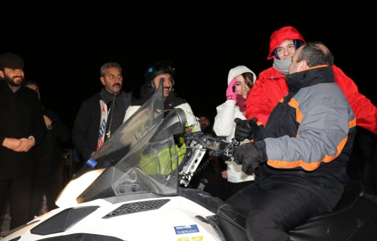 Bakan Varank Ergan Dağı’nda gece kayağı yaptı