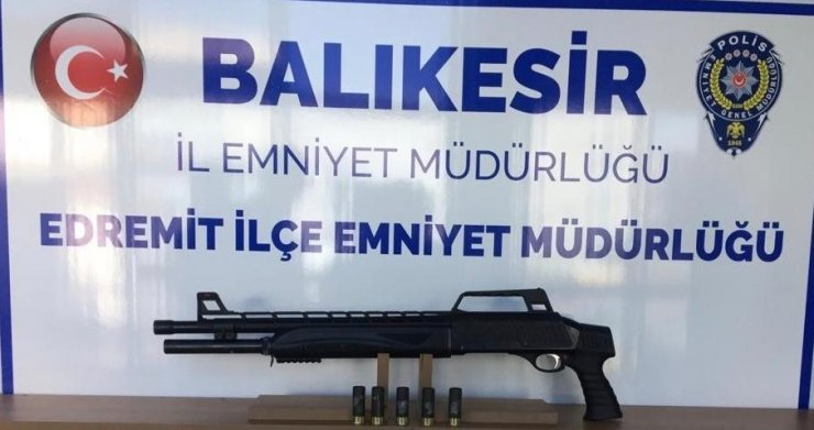 Polis Balıkesir’de 15 silah ele geçirdi