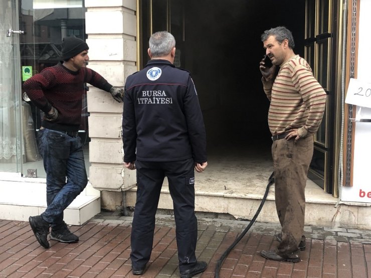 Bursa’da iş hanında yangın