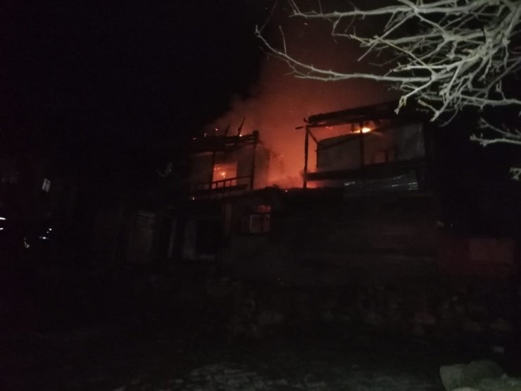 2 katlı ev yangında kül oldu