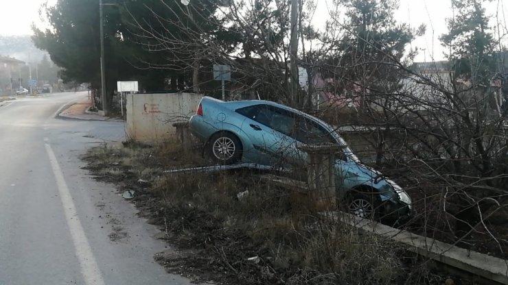 Otomobil bahçe duvarını aşıp askıda kaldı