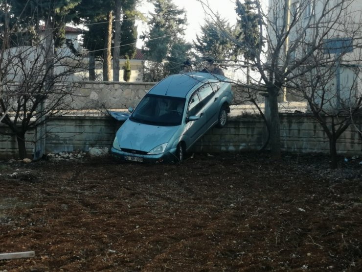 Otomobil bahçe duvarını aşıp askıda kaldı
