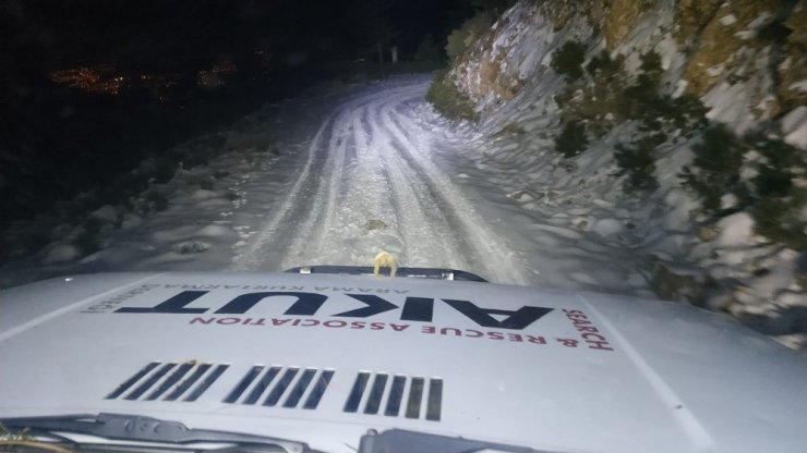 Dağda mahsur kalan 4 kişiyi AKUT kurtardı