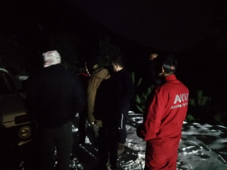 Dağda mahsur kalan 4 kişiyi AKUT kurtardı