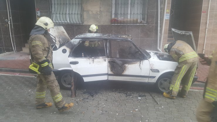 Esenyurt'ta otomobilde çıkan yangın söndürüldü