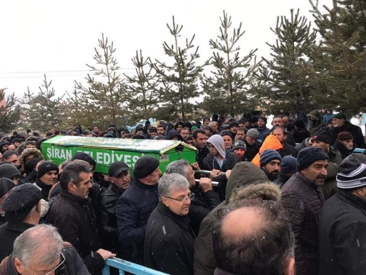 Elinde çocuğu için aldığı doğum günü pastasıyla can veren baba karlar altında son yolculuğuna uğurlandı