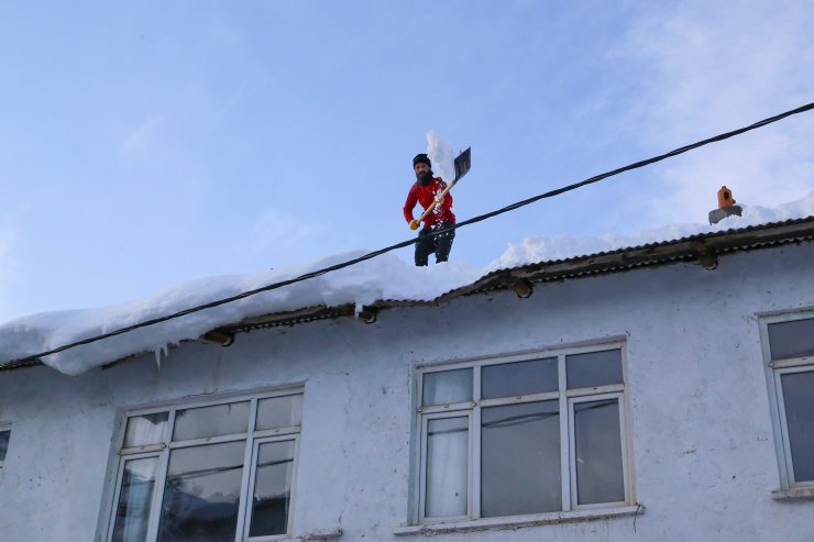 Hadim'de çatılar kardan temizleniyor