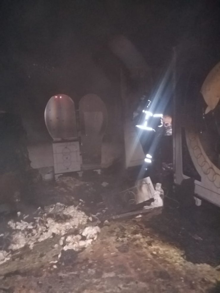 Samandağ’da çıkan yangında evdeki eşyalar kullanılamaz hale geldi