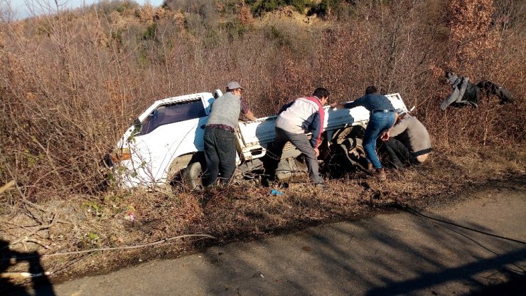 Kamyonet takla attı, tonlarca meyve yola saçıldı