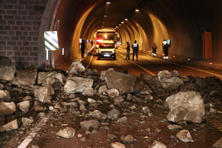 GÜNCELLEME - Karabük'te heyelan kara yolunu kapattı