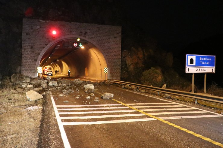 GÜNCELLEME - Karabük'te heyelan kara yolunu kapattı
