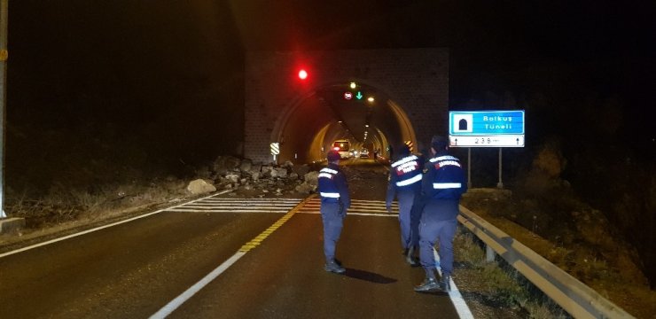 Karabük-Yenice yoluna kaya parçaları düştü