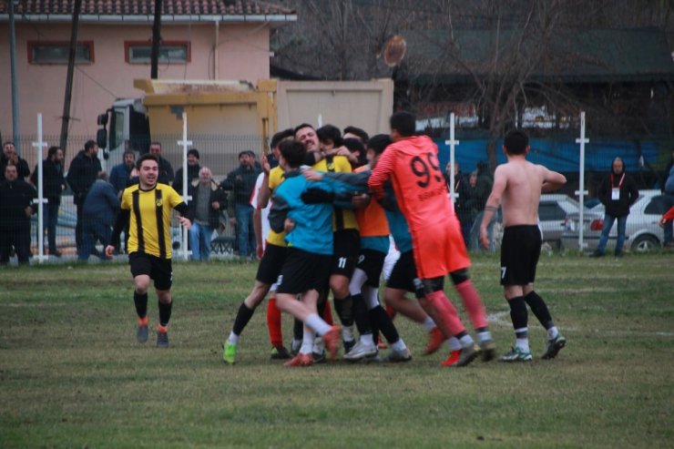 Maçın devre arasında saha karıştı