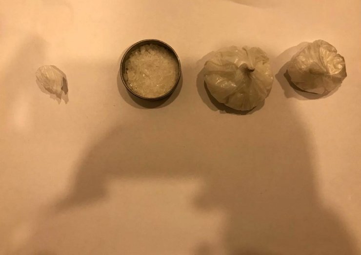 Uyuşturucu satarken suçüstü yakalandılar
