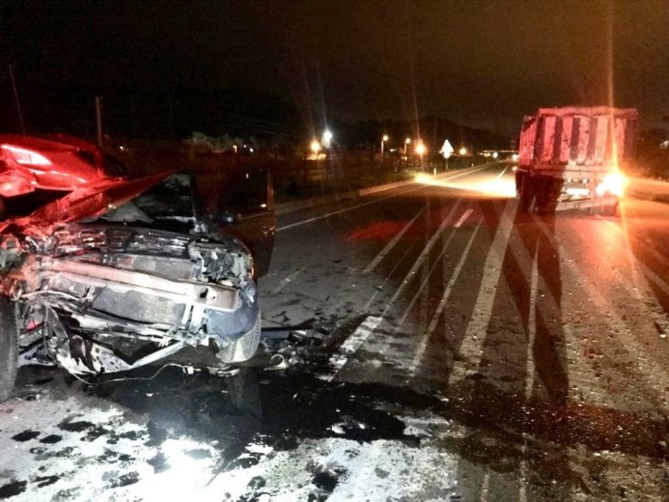 Muğla’da otomobil önündeki kamyona çarptı: 1 ölü 1 yaralı