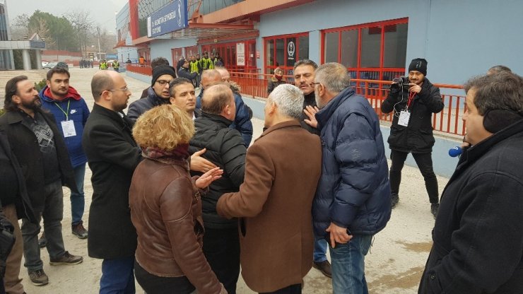 Kulüp başkanı ve futbolcu babası arasında maç sonrası gerginlik