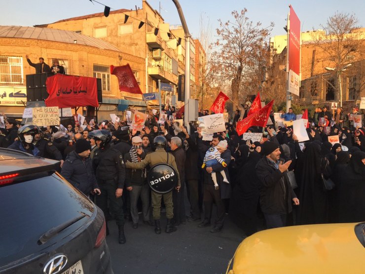 Tahran'da İngiltere karşıtı gösteri düzenlendi