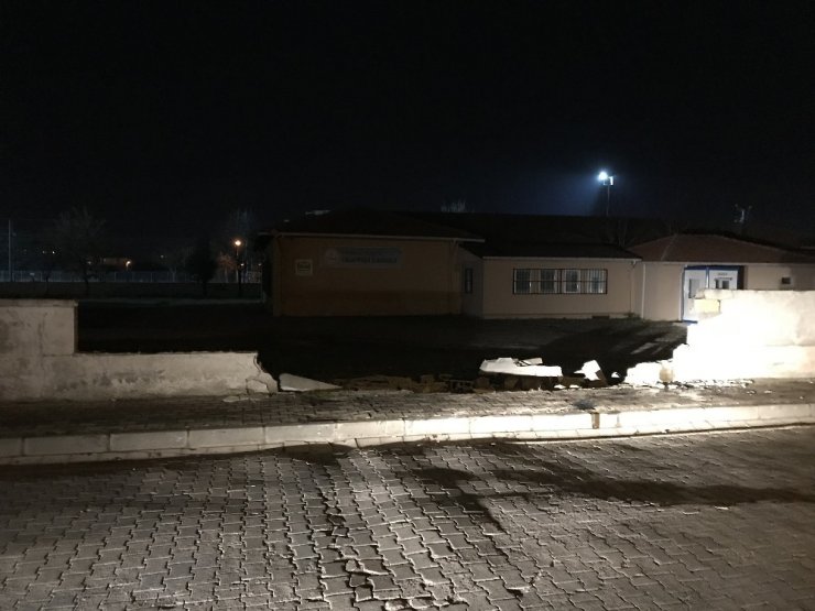 Otomobil okul duvarını yıktı
