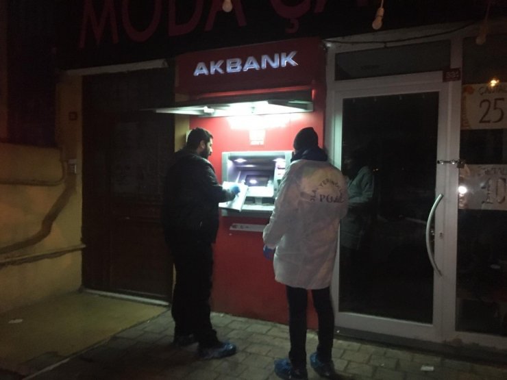 Sultanbeyli’de 3 ATM ateşe verildi