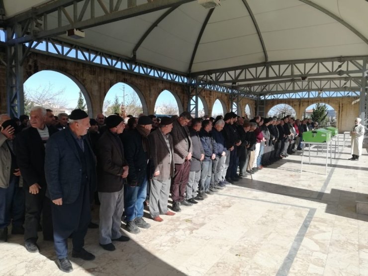 Hayatını kaybeden anne ve kızı yan yana defnedildi