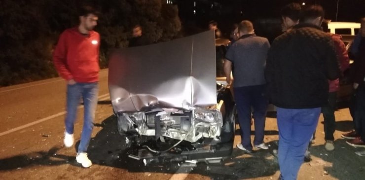 Kaş’ta araçlar kavşakta çarpıştı: 1 yaralı