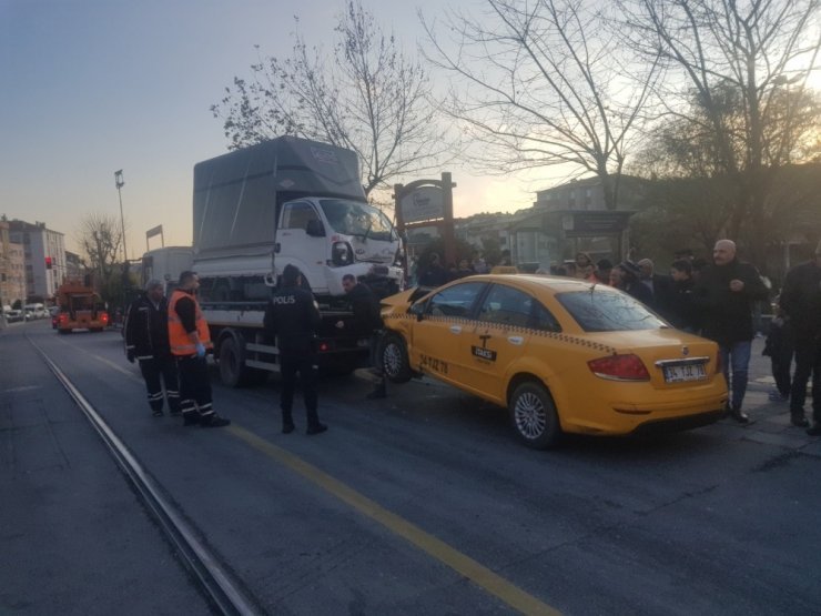 Bağcılar’da iki araç kaza yaptı, tramvay seferleri durdu