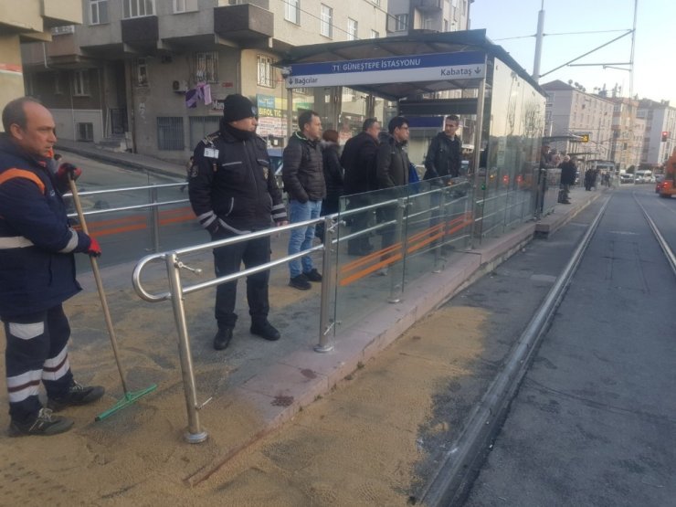 Bağcılar’da iki araç kaza yaptı, tramvay seferleri durdu
