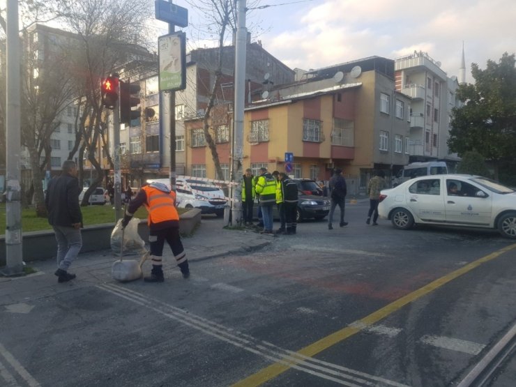 Bağcılar’da iki araç kaza yaptı, tramvay seferleri durdu