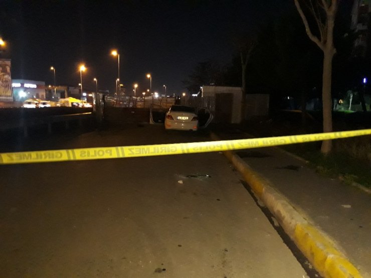 Bahçelievler’de park halindeki araçta patlama: 2 yaralı