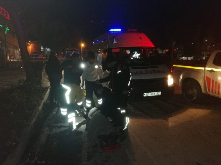 Balıkesir’de otomobil direğe çarptı: 2 yaralı