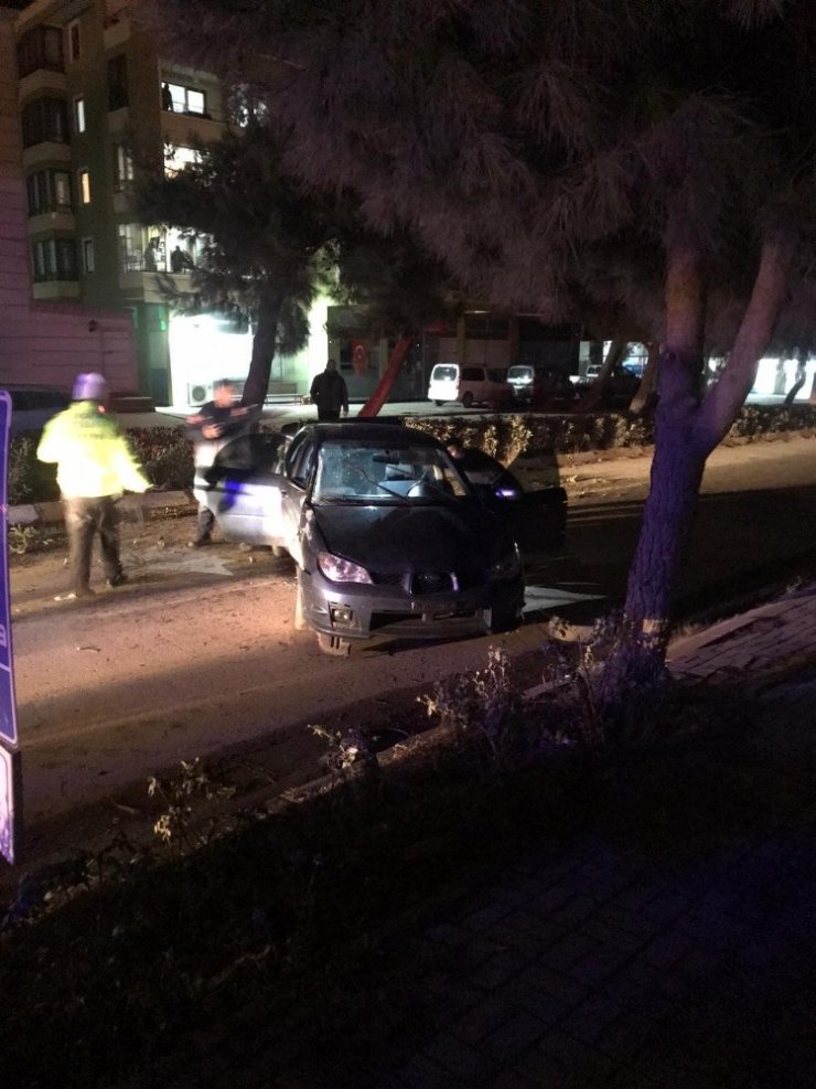 Balıkesir’de otomobil direğe çarptı: 2 yaralı