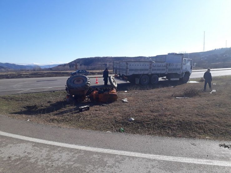 Boyabat’ta traktörle kamyon çarpıştı: 1 yaralı