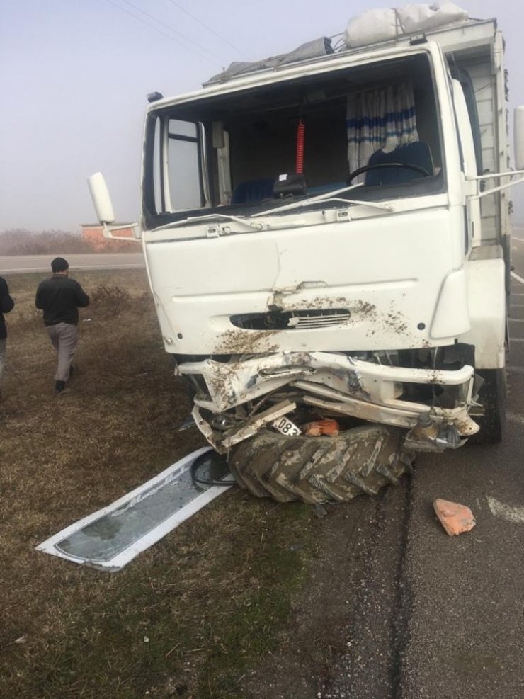 Boyabat’ta traktörle kamyon çarpıştı: 1 yaralı