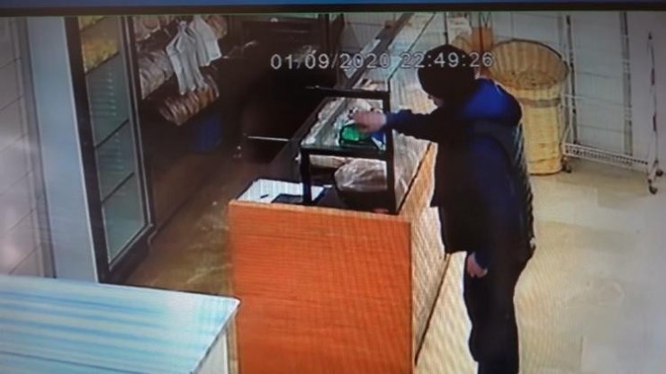Sadaka kutusunu çaldı, "Param yoktu, açtım, pişmanım" dedi
