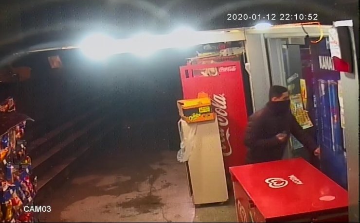 Silahla girdi, paraları böyle gasp etti