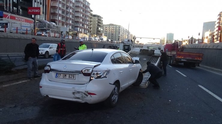 Yayaya çarpmamak için direksiyonu kırdı, refüje çıktı: 3 yaralı
