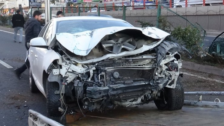 Yayaya çarpmamak için direksiyonu kırdı, refüje çıktı: 3 yaralı