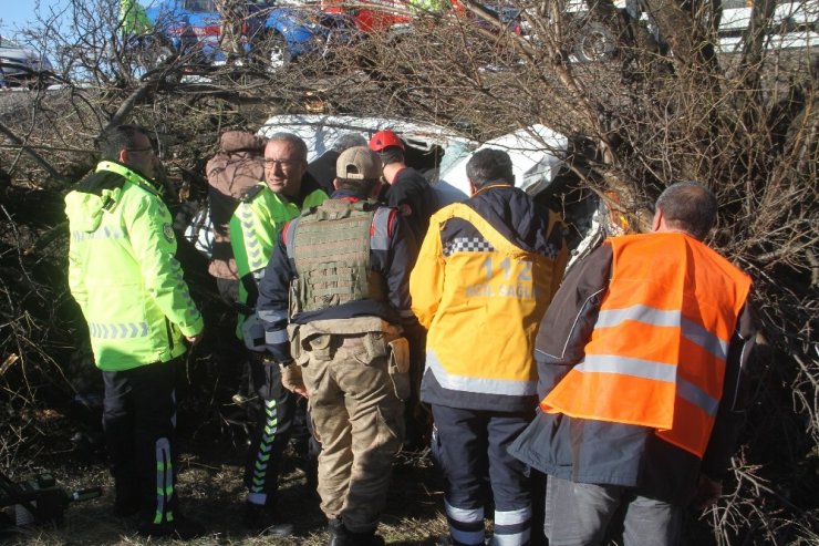 Araç ağaçların arasına girdi, sıkışan sürücü yarım saatte kurtarıldı