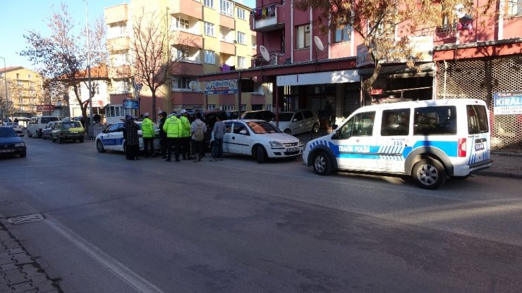Yolun karşısına geçmek isteyen çocuklara otomobil çarptı: 2 yaralı