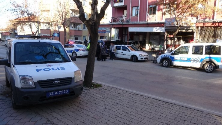 Yolun karşısına geçmek isteyen çocuklara otomobil çarptı: 2 yaralı