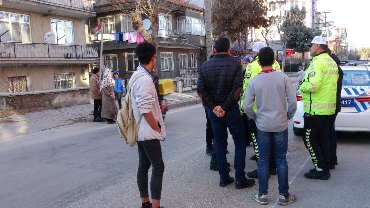 Yolun karşısına geçmek isteyen çocuklara otomobil çarptı: 2 yaralı