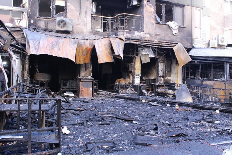 İzmir’de dehşete düşüren yangın: 5 kişi dumandan etkilendi