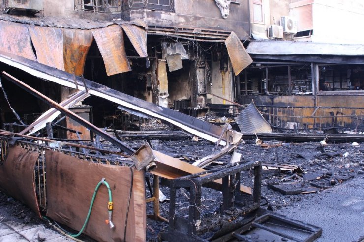 İzmir’de dehşete düşüren yangın: 5 kişi dumandan etkilendi