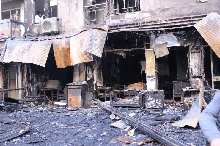 İzmir’de dehşete düşüren yangın: 5 kişi dumandan etkilendi