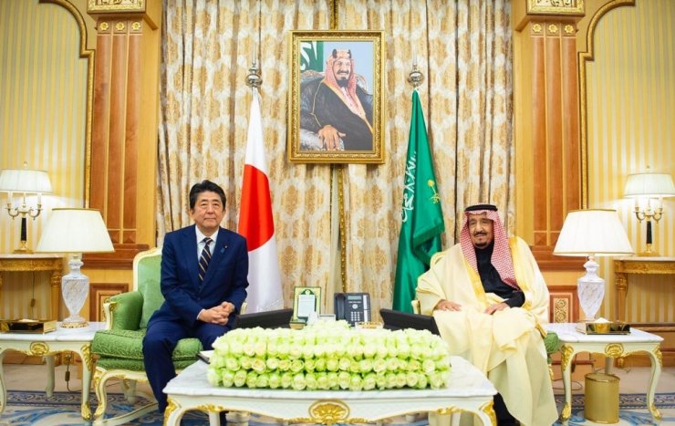 Japonya Başbakanı Abe, Suudi Kralı Selman ile görüştü