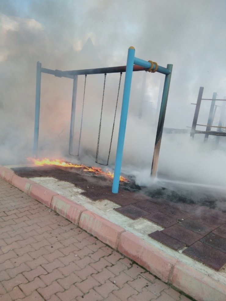 Kayseri’de çocuk parkını benzinle kundakladılar