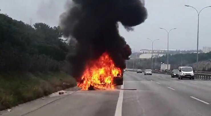TEM’de seyir halindeki otomobil, alev alev yandı