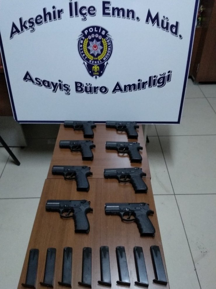 Polisten kaçan araçta 8 adet tabanca bulundu