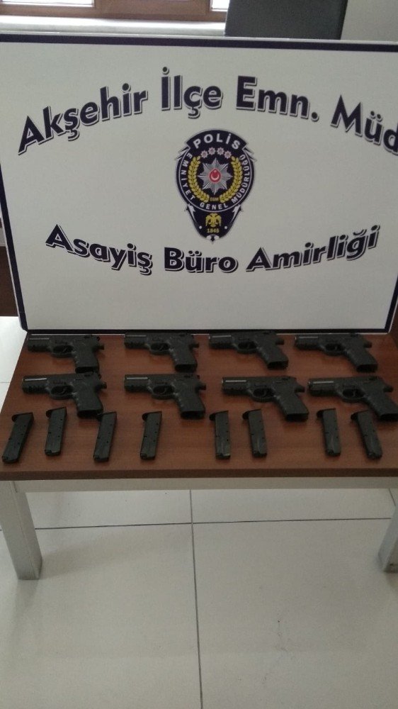Polisten kaçan araçta 8 adet tabanca bulundu